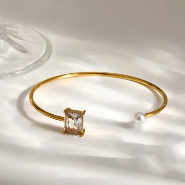 Wholesale Asymmetrical Round Bangle For Women In 304 Stainless Steel With 18K Gold Plated And PVD Coated Finish, Artificial Pearl Inlay