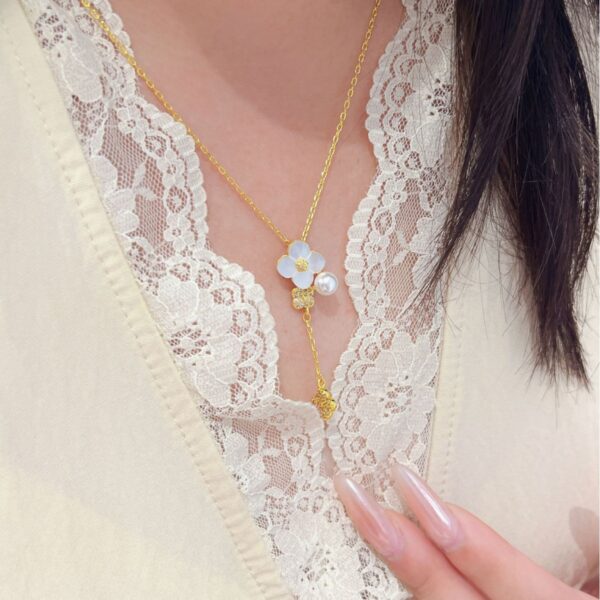 Wholesale Copper vintage four-leaf clover white shell tassel necklace, five-flower bracelet, earrings