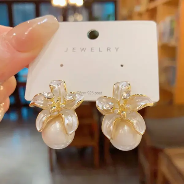 Wholesale Elegant Geometric Pearl Stud Earrings For Women Silver Needle High-End Sensation Versatile Fashion Trendy Commute Jewelry