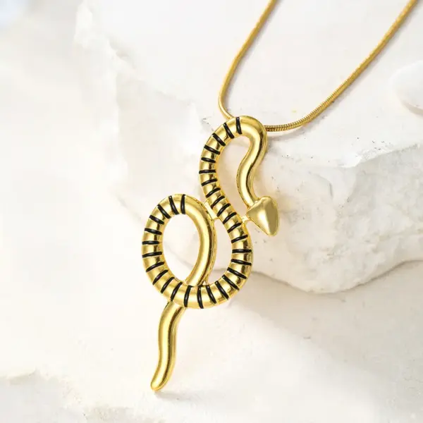 Wholesale Vacuum Plating Real Gold Plated Snake 304 Stainless Steel Elegant Simple Style Waterproof Non Tarnish Pendant Necklace