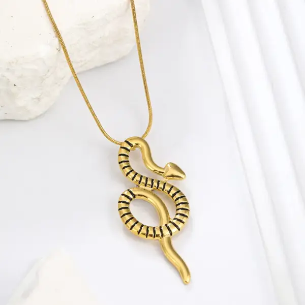Wholesale Vacuum Plating Real Gold Plated Snake 304 Stainless Steel Elegant Simple Style Waterproof Non Tarnish Pendant Necklace