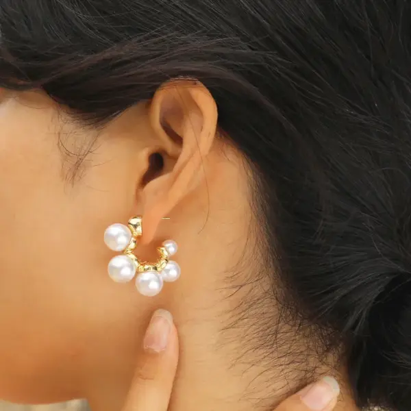 Wholesale 1 Pair Simple Style Classic Style Solid Color Plating Inlay Zinc Alloy Artificial Pearls 18K Gold Plated Ear Studs