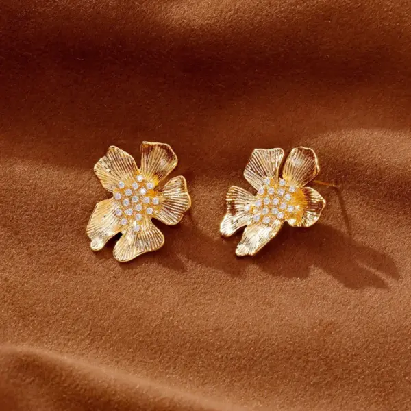 Wholesale Retro Floral Metal Zirconia Stud Earrings Women Simple Cold Style New Gold Color Ear Jewelry Bohemian Pattern Copper Material