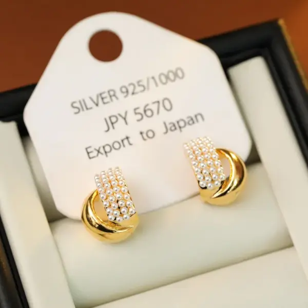 Wholesale Elegant Pearl Metal Round Arc Ear Cuff Early Spring Luxury Minimalist Women's Jewelry Fashion Trend Geometric Pattern Copper