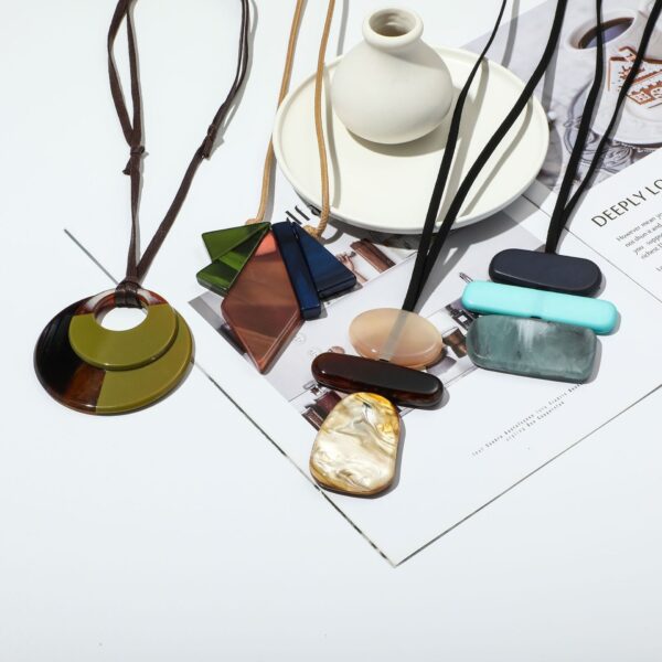 Wholesale Acrylic long sweater chain layered with waxed rope chain necklace