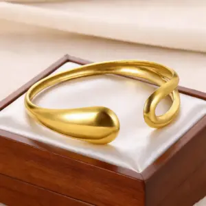Wholesale Geometric Bangle For Women In Simple Style With Electroplated Gold Plating Process