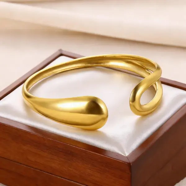 Wholesale Geometric Bangle For Women In Simple Style With Electroplated Gold Plating Process