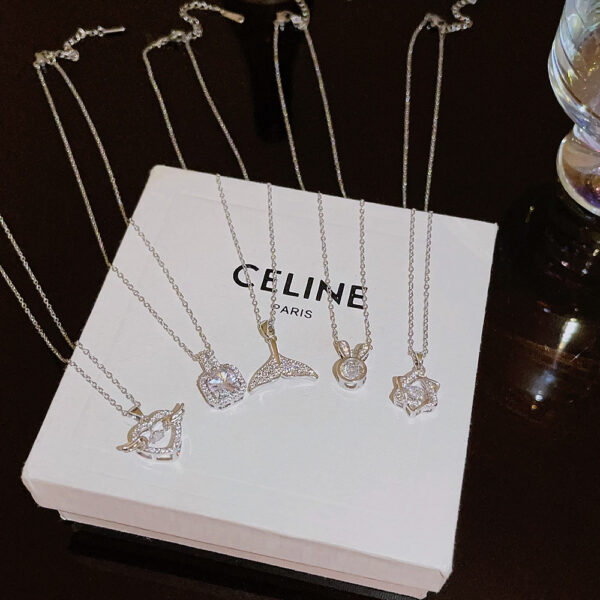 Wholesale Fashionable Light Luxury Titanium Steel Necklace for Women Versatile High-End Niche Pendant Sweet Temperament Clavicle Chain Non-Fading Accessory