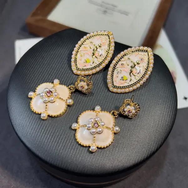 Wholesale French Style Oil Painting Drip Earrings Beige Sweet Niche Design Versatile Elegant Shell Embedded Copper Earrings For Women