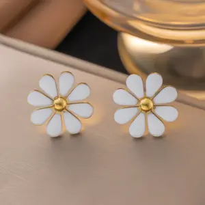 8 [Ag145] White Daisy Stud Earrings / Gold