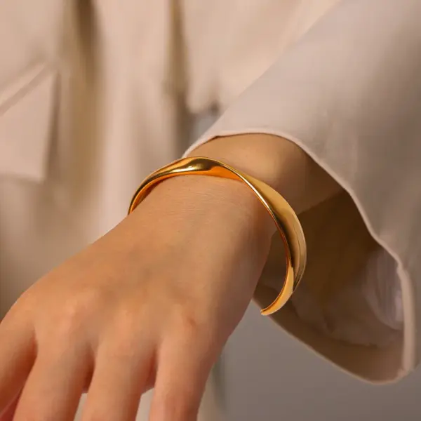 Wholesale Handmade Lines Bangle For Women In 304 Stainless Steel With 18K Real Gold Plated PVD Coated 0.03µm Thickness