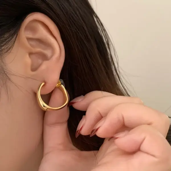 Wholesale Simple Style Circle Stud Earrings For Women In Golden Alloy Material