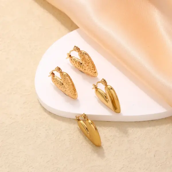 Wholesale PVD Coated Gold Plated Heart Shape 304 Stainless Steel IG Style Vintage Style Waterproof Non Tarnish Ear Clip