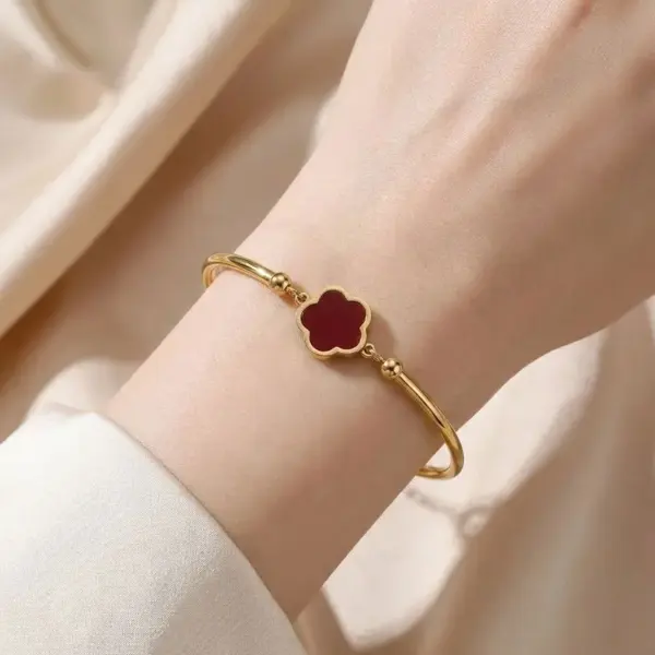 Wholesale Four Leaf Clover Bracelet For Unisex Featuring Simple Style Titanium Steel With 18K Real Gold Electroplated Plating
