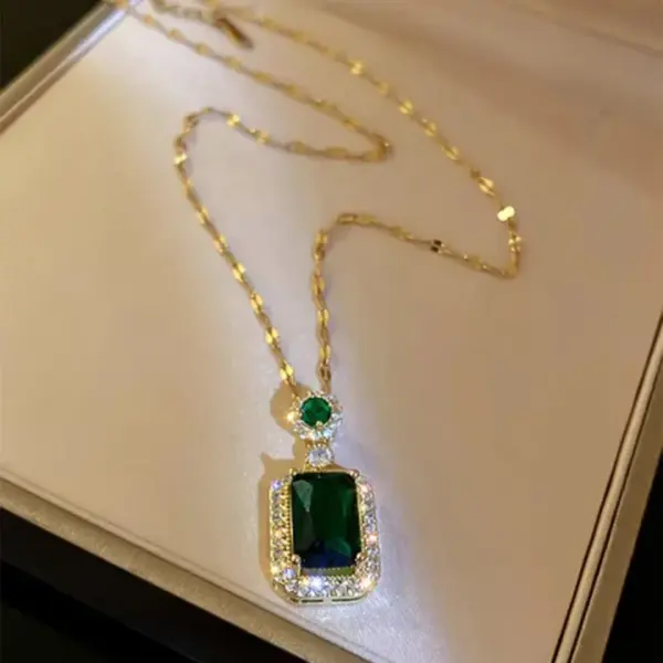 Wholesale Square Claw Setting Pendant Necklace For Women In Copper With KC Golden Plated Water Plating And Zircon Inlay, Featuring Lip Chain