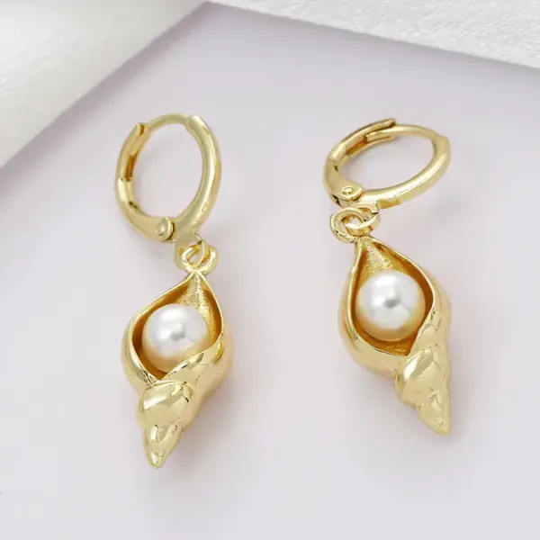 Wholesale Fashionable Shell Copper Micro-Paved Zirconia Simulated Pearl Ear Cuff Earrings Women's Versatile Ear Jewelry Daily Date Suitable
