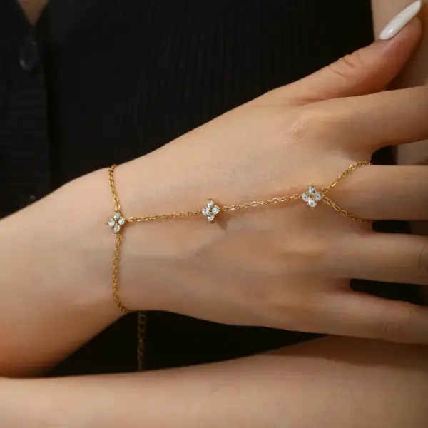 Wholesale Waterproof Non Tarnish Flowers Bracelet For Women In 18K Gold Plated 304 Stainless Steel With Zircon And PVD Coated Cable Chain