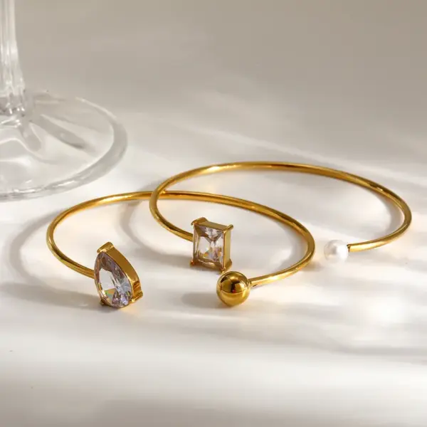 Wholesale Asymmetrical Round Bangle For Women In 304 Stainless Steel With 18K Gold Plated And PVD Coated Finish, Artificial Pearl Inlay