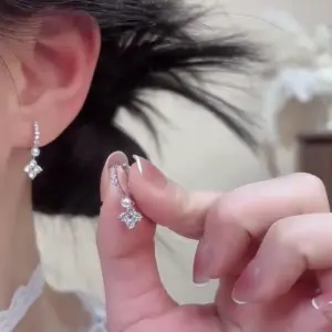 Four-leaf Flower Pearl Earrings