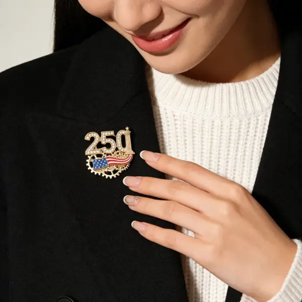 Wholesale United States Flag Brooch Pin In Zinc Alloy With Diamond Craft, Perfect For Independence Day