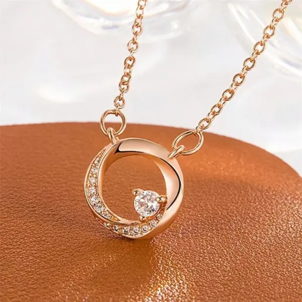 Wholesale Round Pendant Necklace For Women With Rhinestones In Copper Electroplated Finish, Featuring A Cable Chain