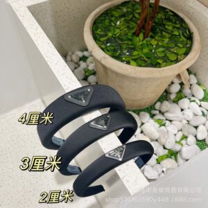 Wholesale Pr Triangular Metal Label Thin Edge Sponge Headband Black Satin High Quality Headband European and American High Skull Hair Accessories Broken Hair
