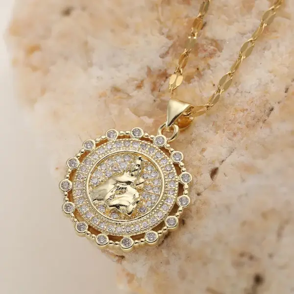 Wholesale Light Luxury Retro Maria Round Pendant Necklace For Women INS Design Sense Niche Exquisite Collarbone Chain Water Plated 18K Real Gold Zircon
