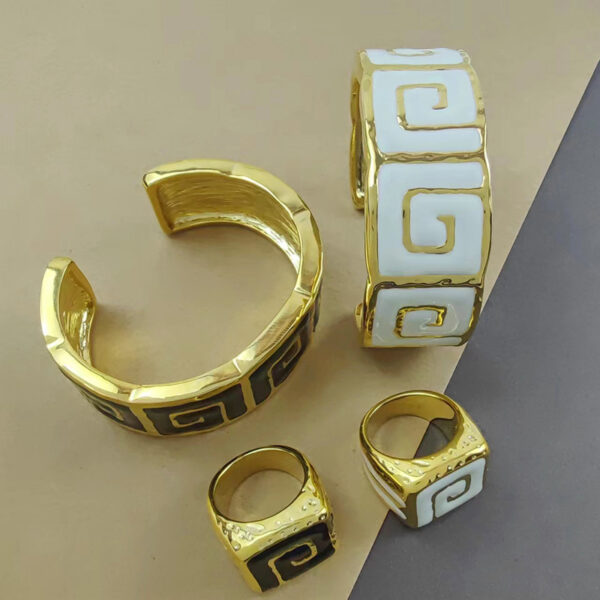oly-b57e12a9829bc903dbdb1afa2a613b41 Wholesale Back-shaped enamel color contrast bracelet French niche design retro simple fashion temperament high-end sense gold ring