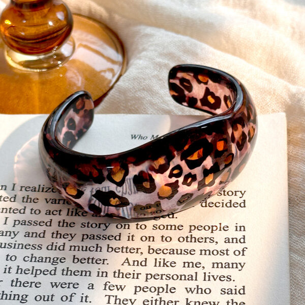 Wholesale Yuyu Bracelet C- shaped Simple Resin Bracelet Autumn and Winter Fashion Leopard Open Bracelet