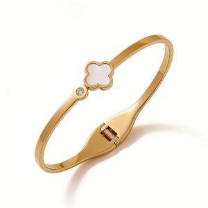 Four-flower white shell with diamond-set gold accents / True gold plating in full-body stainless steel furnace