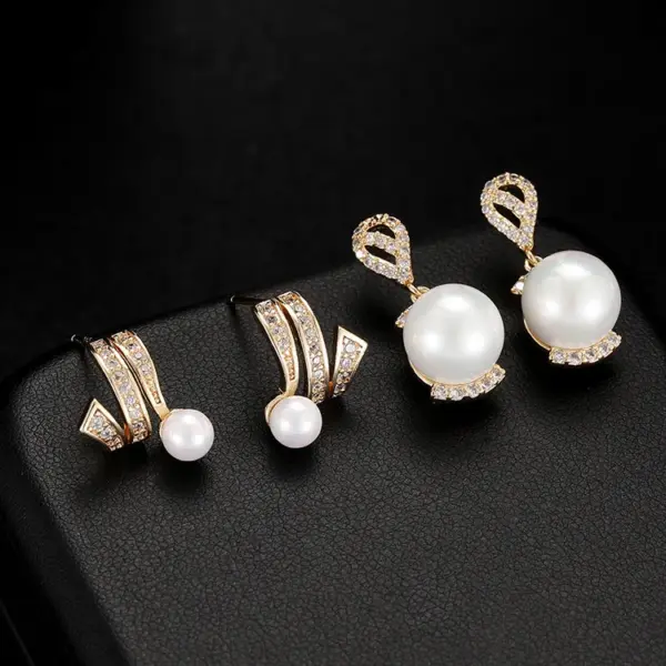 Wholesale Irregular Earrings For Women Made Of Copper With Freshwater Pearl Inlay Featuring Electroplated Finish And 925 Sterling Silver Ear Pins