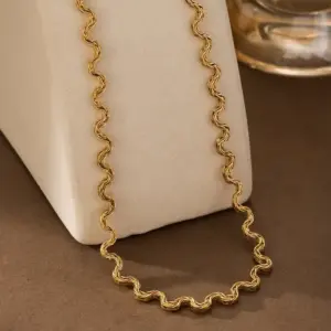 Wholesale Fashion Curved Design Minimalist Style Basic Chain Suitable For Women To Wear With Other Accessories Or As A Gift Vacuum Electroplated (Furnace) Necklace