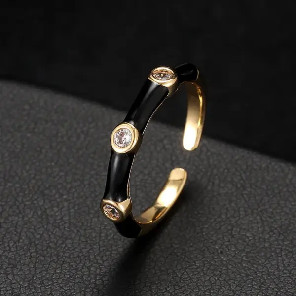 Wholesale Round Enamel Rings For Women In Copper With 14K Real Gold Electroplated Finish Featuring Zircon Inlay