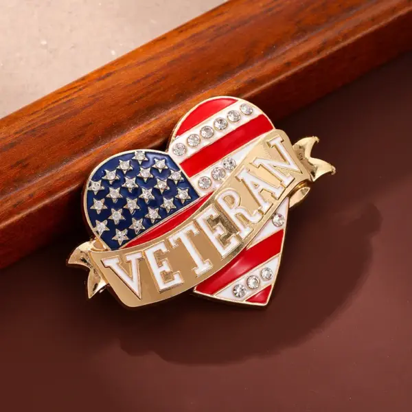 Wholesale American Flag Pin In Zinc Alloy Featuring Diamond Craftwork, Perfect For Independence Day