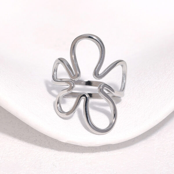 Wholesale Titanium steel openwork flower ring, stainless steel ring that won't fade.