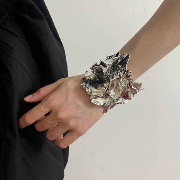 Wholesale ZA Fashion Light Luxury Style Vintage Golden Mosaic Flower Bracelet Exaggerated Opening Design Alloy Flower Jewelry
