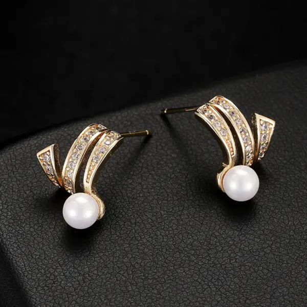 Wholesale Irregular Earrings For Women Made Of Copper With Freshwater Pearl Inlay Featuring Electroplated Finish And 925 Sterling Silver Ear Pins
