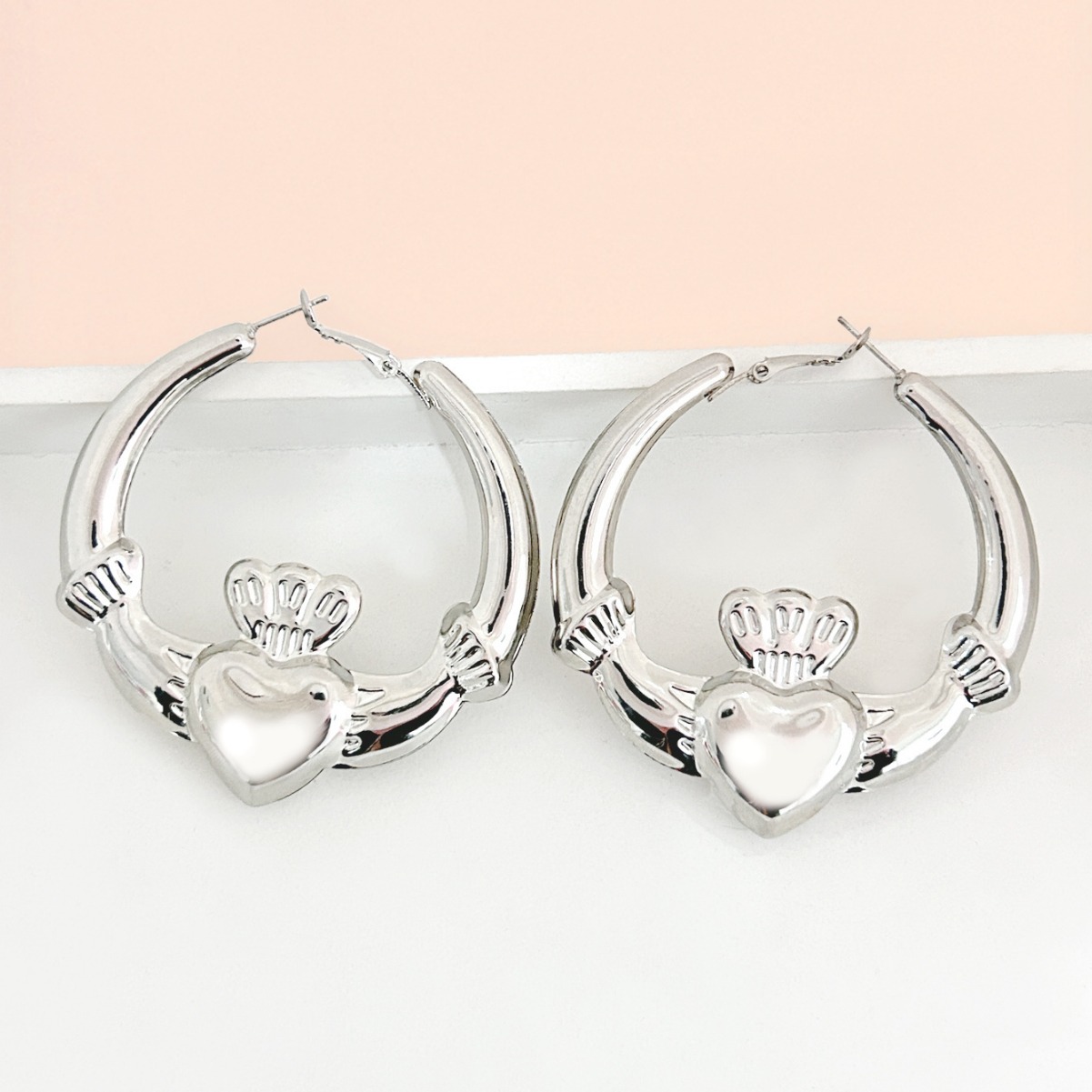 Wholesale Advanced Sense French Valentine's Day Simple Gold Earrings Love Crown Ring Ear Ring Holiday Music Festival Earrings