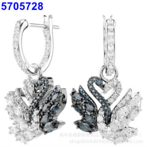 Hug the swan black and white earrings