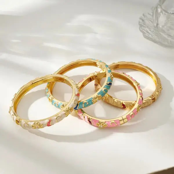 Wholesale Electroplated Flowers Bangle For Women In 304 Stainless Steel With 18K Real Gold Water Plating And Rhinestone Inlay