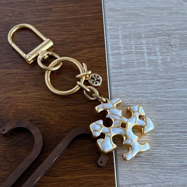 oly-baf72d05d0607952d2f7eed3fc70f8d0 Wholesale fashion · simple commuter niche design enamel glaze hand painted English letters metal keychain