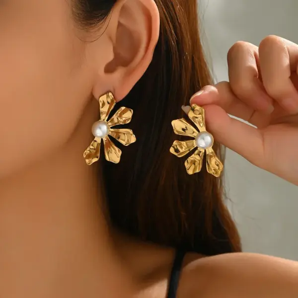 Wholesale 304 Stainless Steel Flower PVD Coated Pearl Real Gold Plated Casual Simple Style Waterproof Non Tarnish Inlay Ear Studs