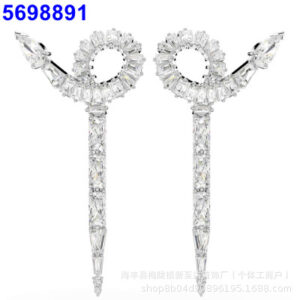 Snake pearl white gold 9 character stud earrings