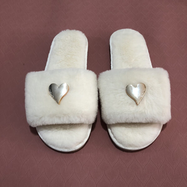 Wholesale heart-shaped trendy -style high-end spring/summer women's fluffy slippers, factory wholesale and direct sales.