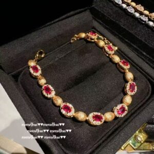 Red egg-shaped bracelet