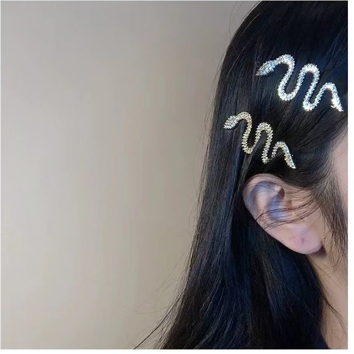 Wholesale Cross-border European and American personality snake-shaped hairpin ladies cold style retro frog buckle alloy rhinestone clip bangs clip