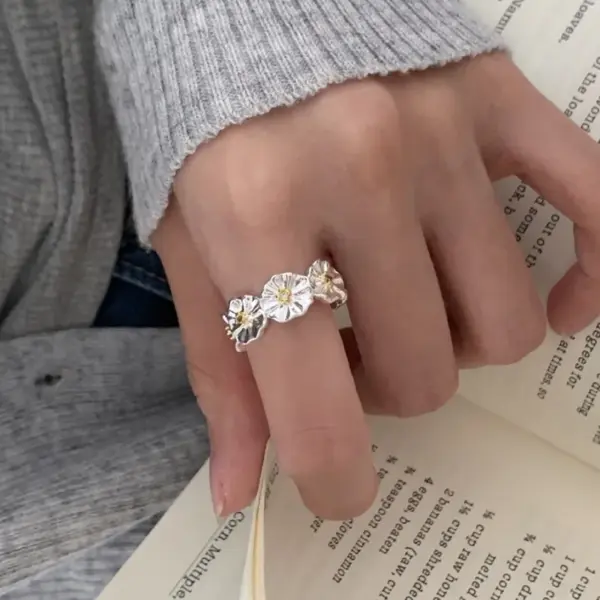 Wholesale Electroplated Flowers Ring For Women In Silver Plated Brass With 0.03µm Coating Thickness