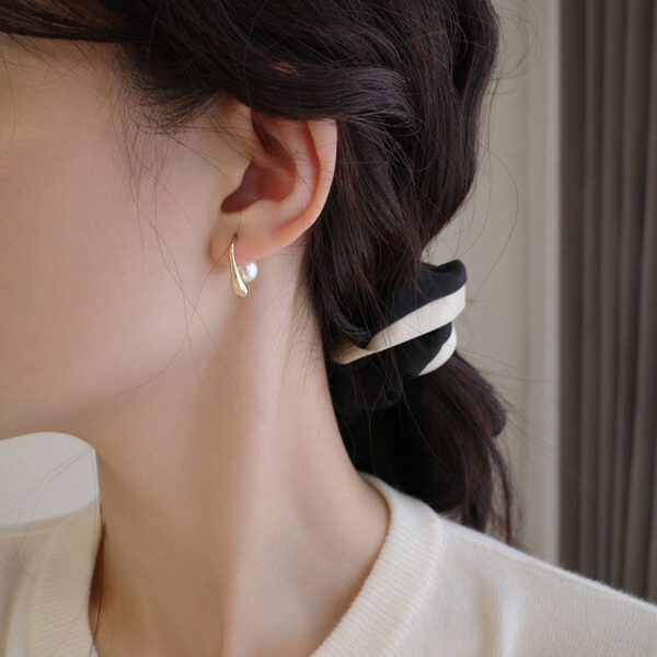 Wholesale A two-piece pearl earrings niche design high-grade earrings luxury temperament earrings for womenWholesale A two-piece pearl earrings niche design high-grade earrings luxury temperament earrings for women