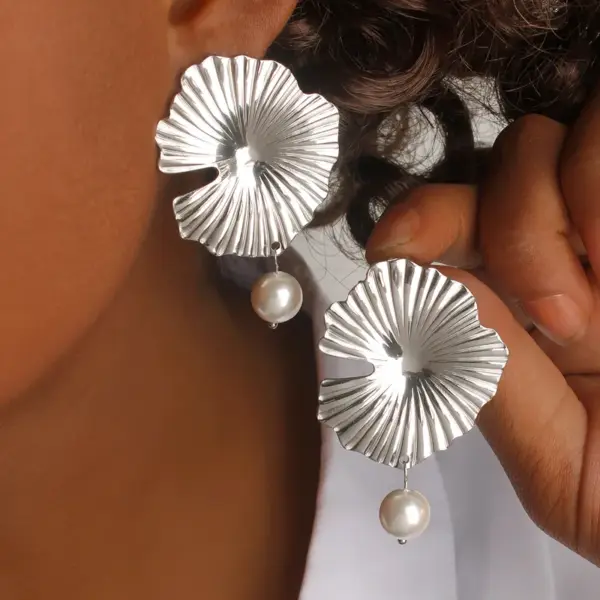 Wholesale 304 Stainless Steel Chrysanthemum Daisy PVD Coated 18K Gold Real Gold Plated Vacation Waterproof Non Tarnish Gold Silver Drop Earrings