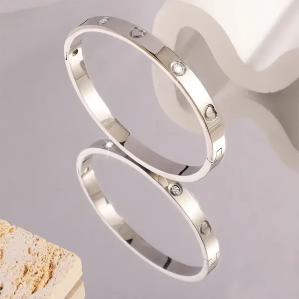 Wholesale PVD Coated Real Gold Plated 18K Gold Cross Heart Shape Flower 304 Stainless Steel Elegant Waterproof Non Tarnish 304 Stainless Steel Bangle